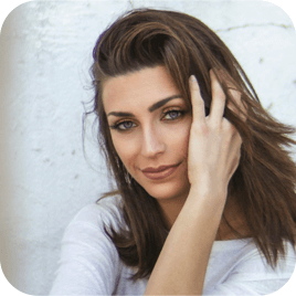 Aisha from Dubai mentioning overcoming language barriers with Mixu's translation feature